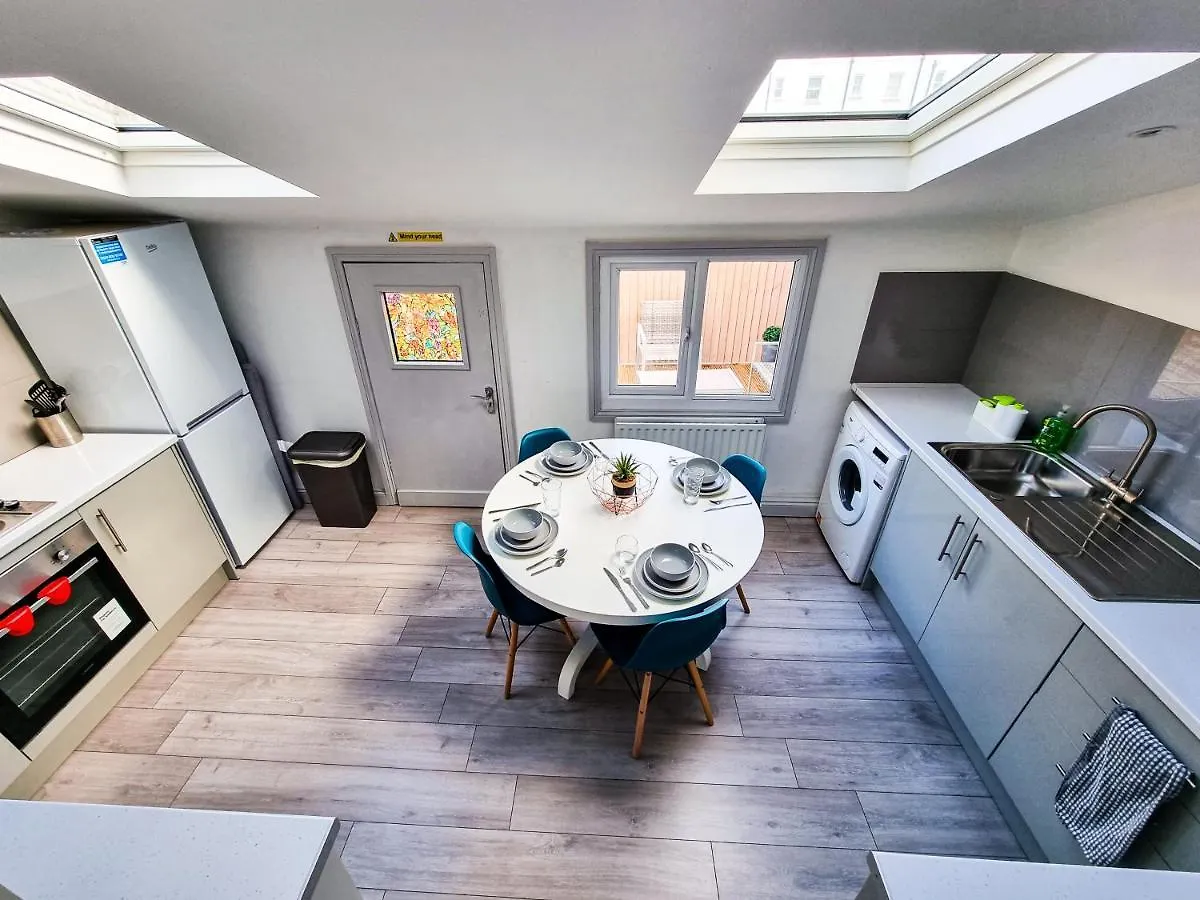 Newly Refurbished Flat In Central Cheltenham With Parking 0*,