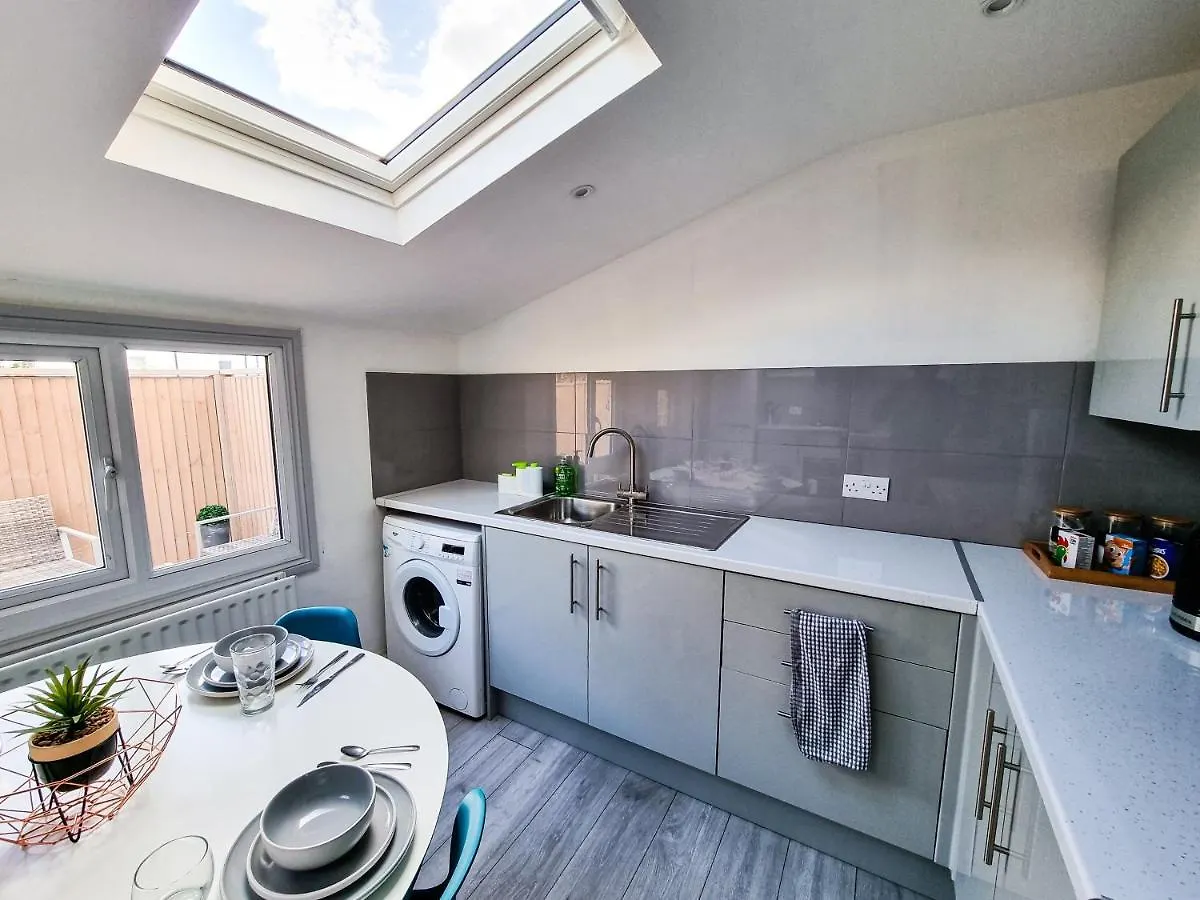 Newly Refurbished Flat In Central Cheltenham With Parking