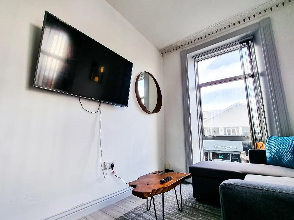 Newly Refurbished Flat In Central Cheltenham With Parking Apartment