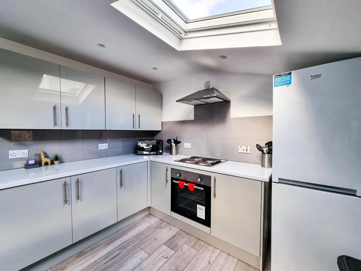 Newly Refurbished Flat In Central Cheltenham With Parking Apartment