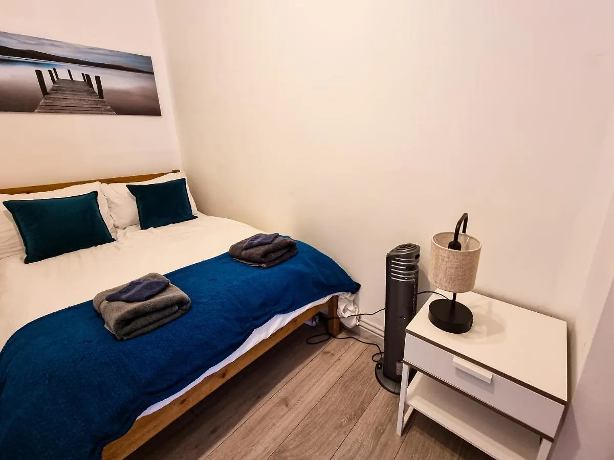 Newly Refurbished Flat In Central Cheltenham With Parking