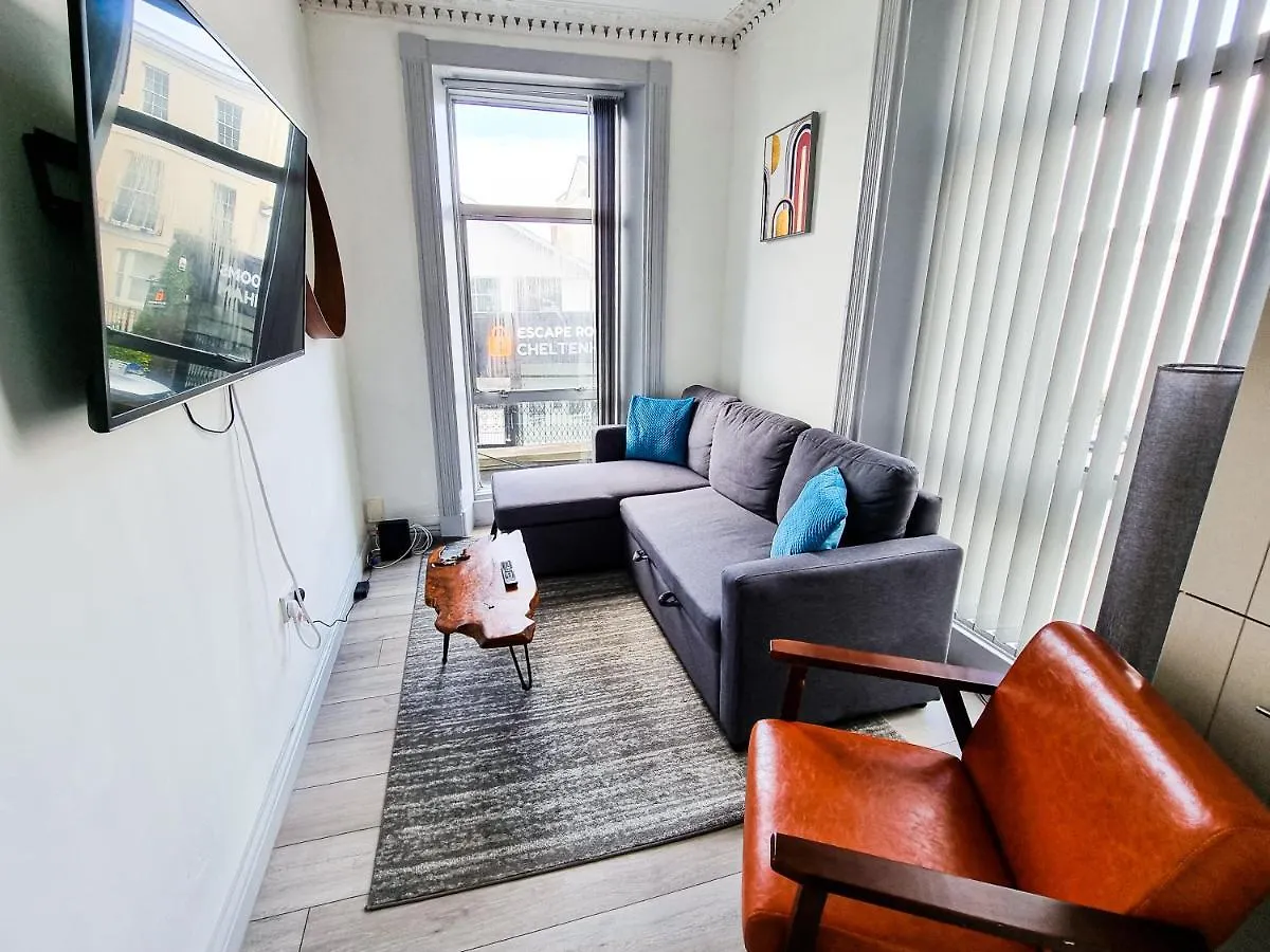 Newly Refurbished Flat In Central Cheltenham With Parking